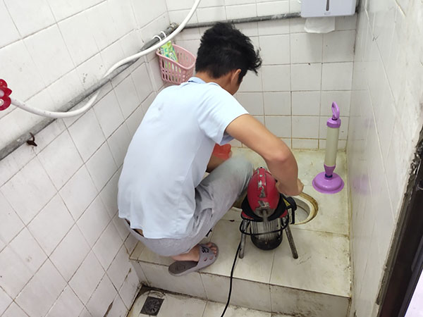 来安管道堵塞冒臭气 专业师傅现场解决问题