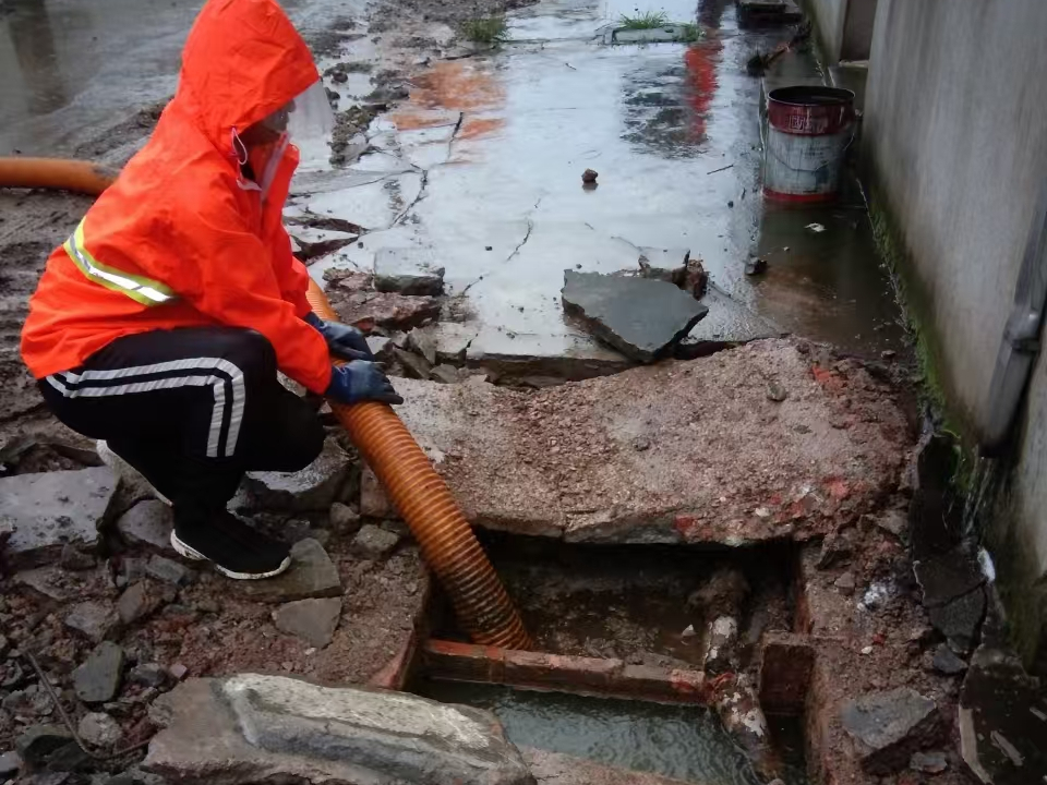 来安专业清理污水池 炜誉市政以规范流程守护城市 “肠道”